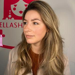 Defined and polished eyebrows after a signature brows treatment.